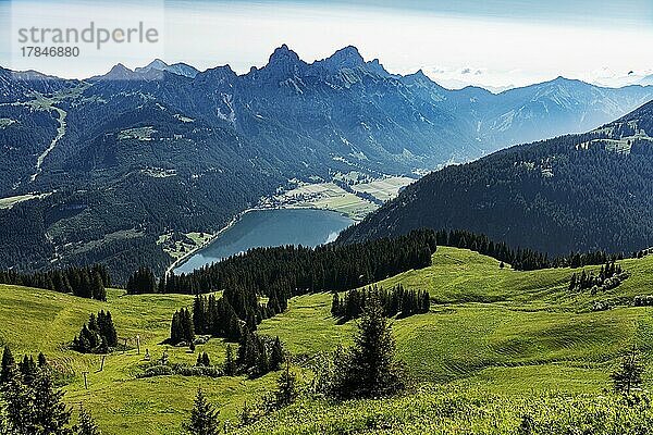 Blick auf Haldensee  Tannheimer Tal  Tirol  Österreich  Europa