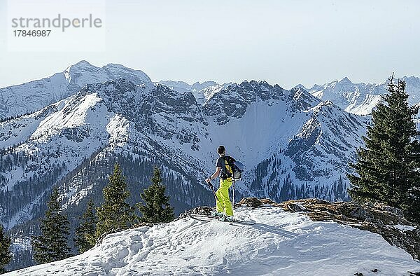 Skitourengeher auf dem Weg zur Rotwand  Berge im Winter  Schlierseer Berge  Mangfallgebirge  Bayern  Deutschland  Europa