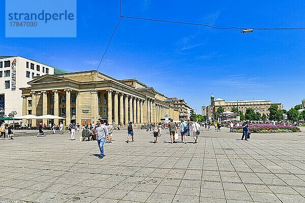 Schlossplatz mit altem historischen Einkaufszentrum und Menschen an einem sonnigen Tag  Stuttgart  Deutschland  Europa