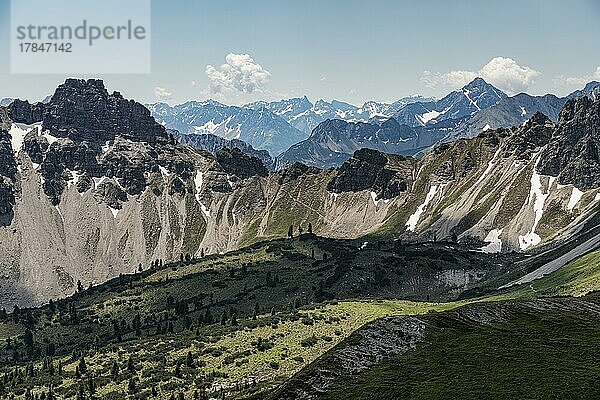 Drei Seen Wanderung  Nesselwängle  Blick auf Bergketten  Tannheimer Tal  Tirol  Österreich  Europa