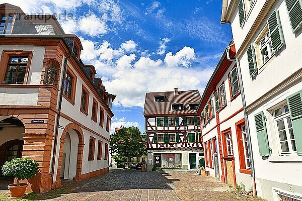 Historischer Stadtkern aus dem Mittelalter der deutschen Kleinstadt Ladenburg an einem sonnigen Sommertag  Ladenburg  Deutschland  Europa