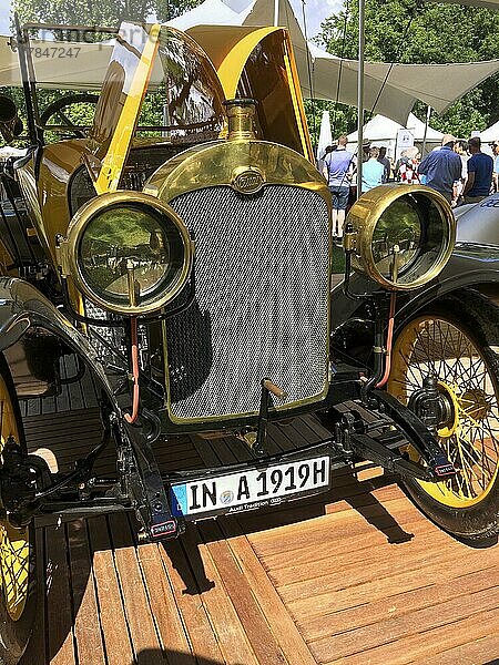 Frontalansicht Front mit Kühlergrill Rundlampen Speichenrad von historischer Rennwagen aus frühes 20. Jahrhundert 1919 Audi Phaeton Typ C Alpensieger  Classic Days  Schloss Dyck  Jüchen  Nordrhein-Westfalen  Deutschland  Europa