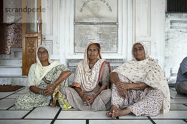Indische Frauen in indischen Gewändern und barfuß am Hari Mandir oder Goldenen Tempel  Amritsar  Punjab  Indien  Asien