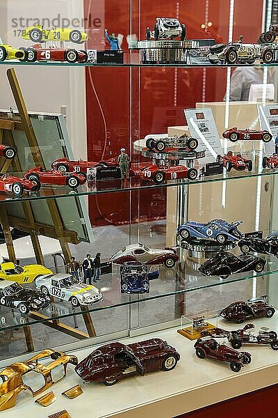 Sammlervitrine mit Modelle von historische Sportwagen Rennwagen  Messe Techno Classica  Essen  Nordrhein-Westfalen  Deutschland  Europa