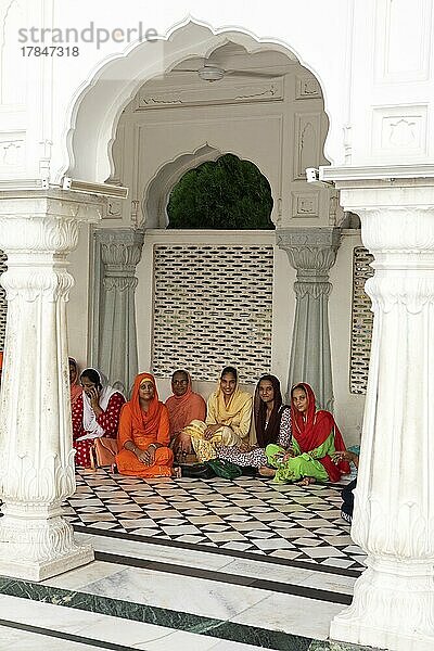 Indische Frauen in indischen Gewändern und barfuß am Hari Mandir oder Goldenen Tempel  Amritsar  Punjab  Indien  Asien
