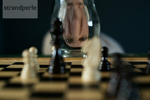 Symbolbild  Verzweiflung  Erfolg  Verwirrung  Strategie  Schachbrett mit optischer Täuschung und Grimasse