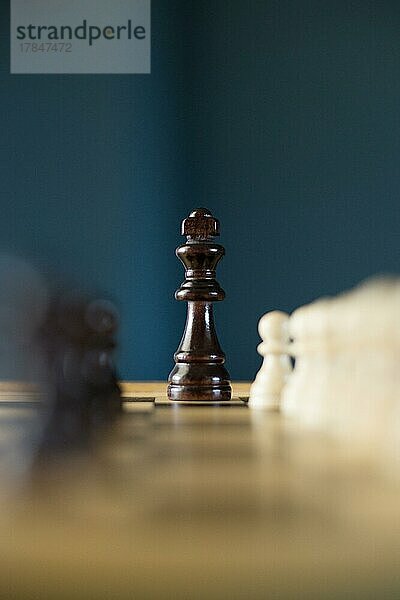 Schachspiel  Holzfiguren  Innenaufnahme  schwache Tiefenschärfe