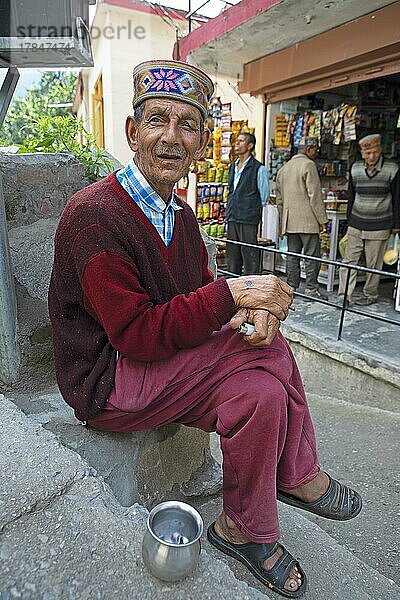 Indischer Mann mit traditioneller Kullu in einem Wohnviertel in Manali  Himachal Pradesh  Indien  Asien