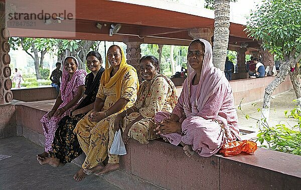 Frauen in indischen Gewändern im Jallianwalla Bagh Park  Delhi  Indien  Asien
