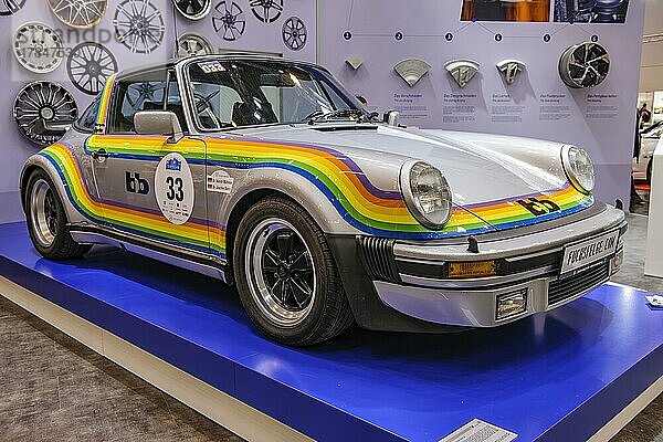 Historischer bb Rainbow Porsche 911 Targa Turbo mit Streifen von Regenbogen und klassische Felgen Fuchsfelgen  Messe Techno Classica  Essen  Nordrhein-Westfalen  Deutschland  Europa