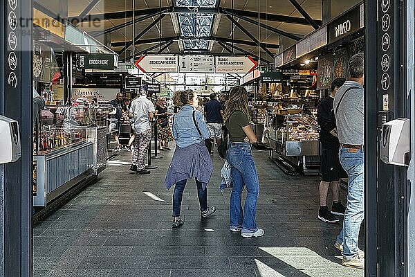 Besucher in der Markthalle Torvehallerne mit Streetfood und Spezialitäten  Innenaufnahme  Stadtteil Nørrebro  Norrebro  Kopenhagen  Dänemark  Europa
