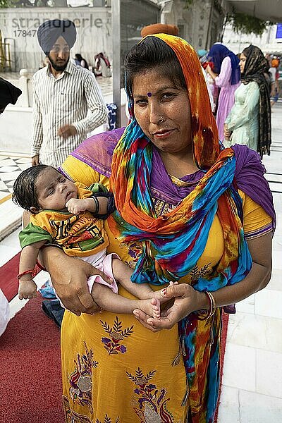 Indische Frau in indischen Gewändern und Baby am Hari Mandir oder Goldenen Tempel  Amritsar  Punjab  Indien  Asien