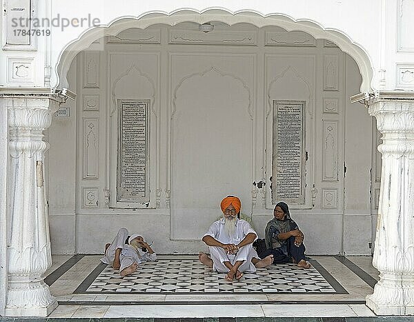 Indische Sikhs in weißen Anzügen und barfuß am Hari Mandir oder Goldenen Tempel  Amritsar  Punjab  Indien  Asien