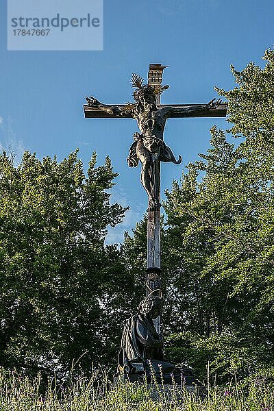 Jesus am Kreuz und Heiligenfiguren am Kalvarienberg  Bad Tölz  Bayern  Deutschland  Europa