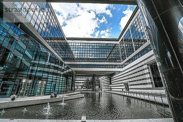 Modernes Glas Gebäude der LBBW  Architektur  Skyscraper  Stuttgart  Deutschland  Europa