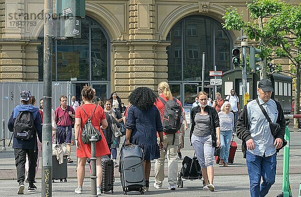 Passanten  Fußgänger  Kaiserstraße  Frankfurt am Main  Hessen  Deutschland  Europa