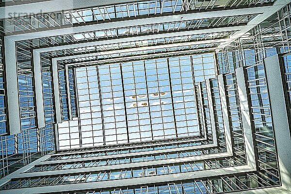 Blick nach oben  moderne Architektur  Glasbau Stuttgart Deutschland