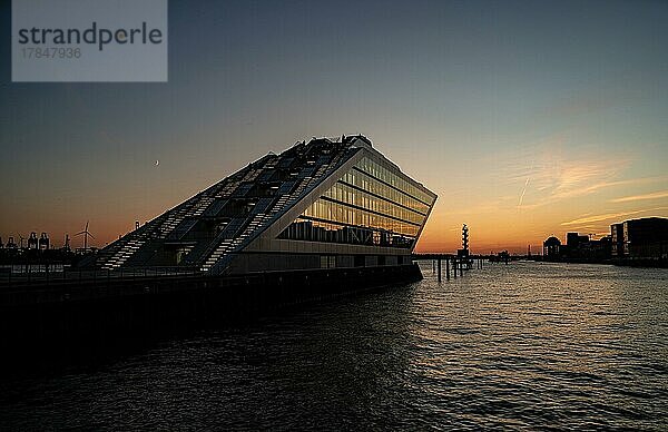Dockland Gebäude bei Sonnenuntergang in Hamburg  Deutschland  Europa