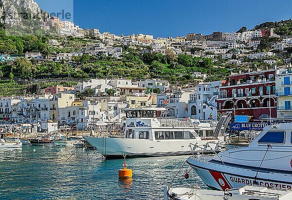 Hafenbucht Marina Grande mit Ortsüberblick  Capri  Golf von Neapel  Kampanien  Süditalien  Italien  Europa