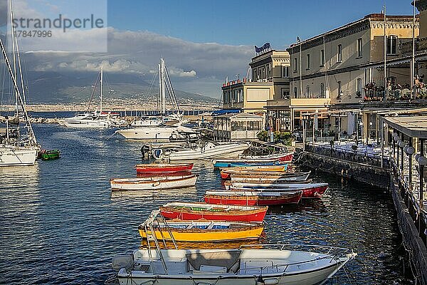 Fischerhafen Santa Lucia mit Restaurantterrassen  Neapel  Golf von Neapel  Kampanien  Süditalien  Italien  Europa