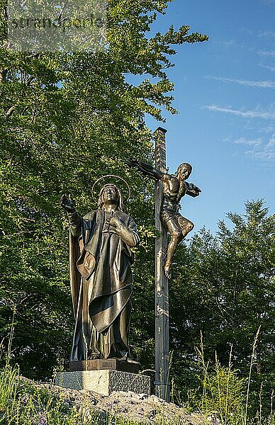 Jesus am Kreuz und Heiligenfiguren am Kalvarienberg  Bad Tölz  Bayern  Deutschland  Europa