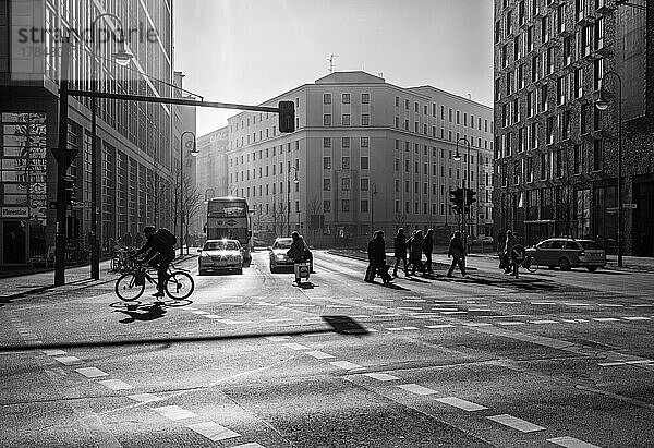 Schwarz-Weiß  Straßenverkehr  Leipziger Straße  Berlin  Deutschland  Europa