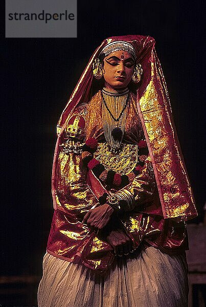 Minukku strahlenden Charakter die weiblichen Zeichen sind auch von Männern in Kathakali Tanz  Kerala Kalamandalam in Cheruthuruthy oder Vallathol Nagar  Kerala  Südindien  Indien durchgeführt