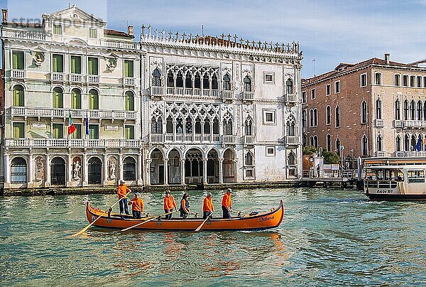 Ruderboot vor dem Palazzo Ca dOro auf dem Canale Grande  Venedig  Venetien  Adria  Norditalien  Italien  Europa
