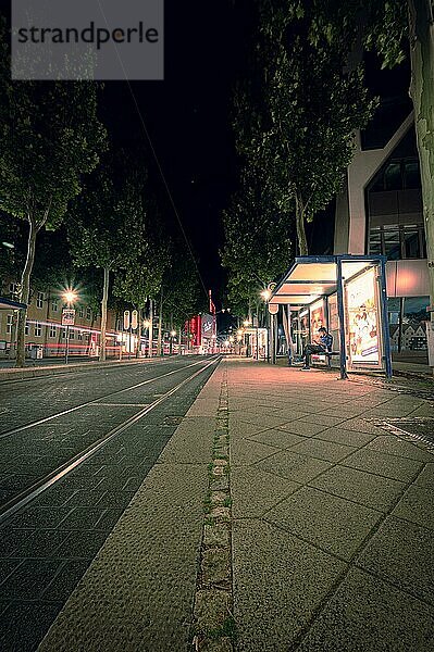 Langzeitbelichtung von der Tram Haltestelle in Jena in der Nacht  Jena  Thüringen  Deutschland  Europa