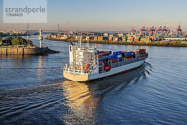 Containerschiff auf der Elbe im Hamburger Hafen bei früher Morgensonne  Hamburg  Land Hamburg  Norddeutschland  Deutschland  Europa