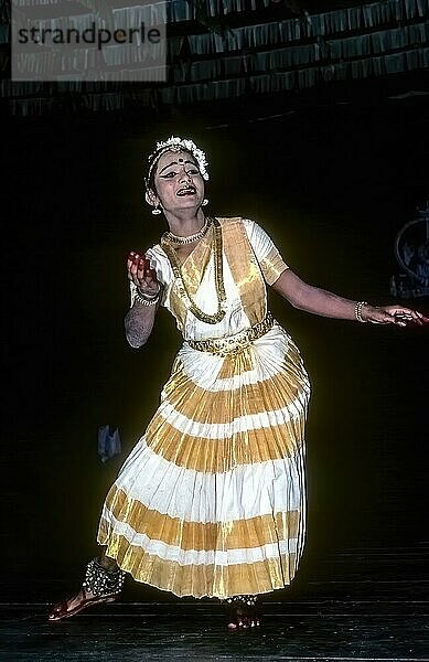 Mohiniyattam Mohiniattam  eine klassische Tanzform aus Kerala  von der angenommen wird  dass sie im 16. Jahrhundert entstanden ist  ist einer der acht klassischen indischen Tänze in Kerala Kalamandalam in Cheruthuruthy bei Soranur  Kerala  Südindien  Indien  Asien