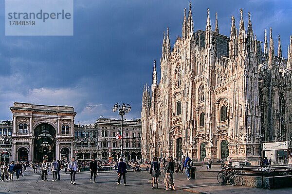 Piazza del Duomo  Domplatz mit Dom und Galleria Vittorio Emanuele II bei Abendsonne  Mailand  Lombardei  Norditalien  Italien  Europa