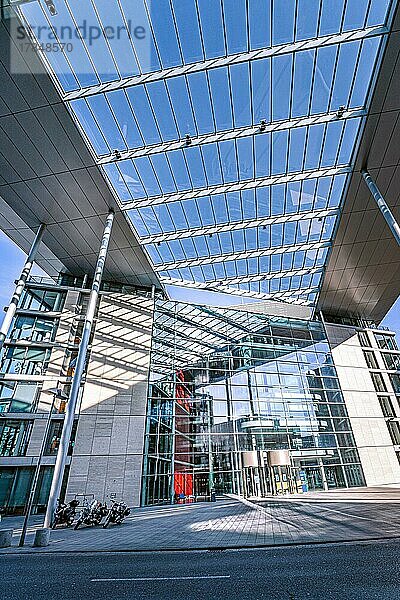 Modernes Glas Gebäude Architektur  Stuttgart  Deutschland  Europa