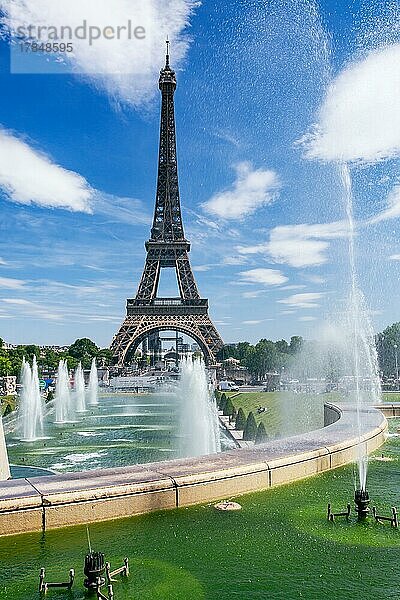 Wasserfontainen vor dem Eiffelturm  Paris  Ile de France  Westeuropa  Frankreich  Europa