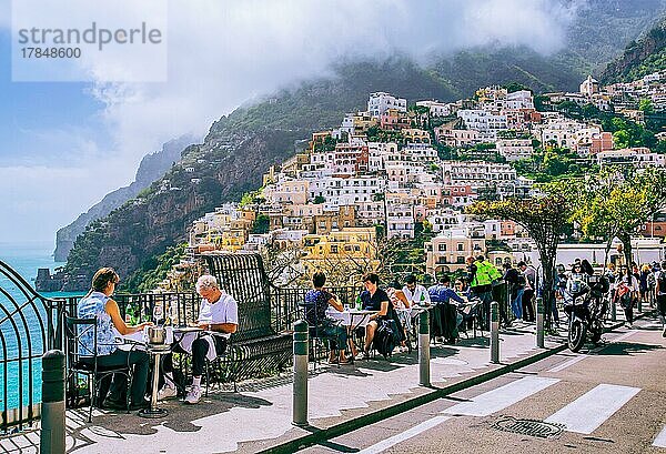 Strassenrestaurant mit Panorama des Ortes  Positano  Amalfiküste  Golf von Salerno  Kampanien  Süditalien  Italien  Europa