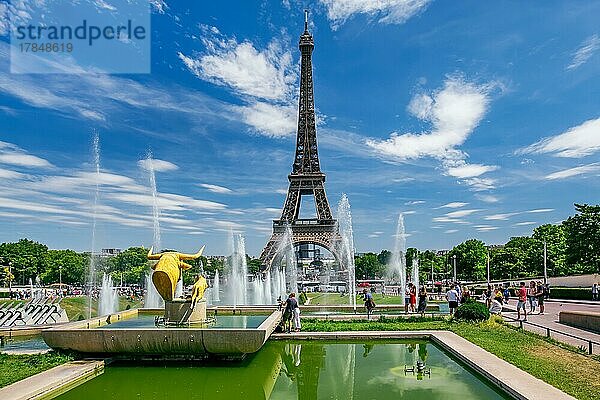 Wasserfontainen vor dem Eiffelturm  Paris  Ile de France  Westeuropa  Frankreich  Europa