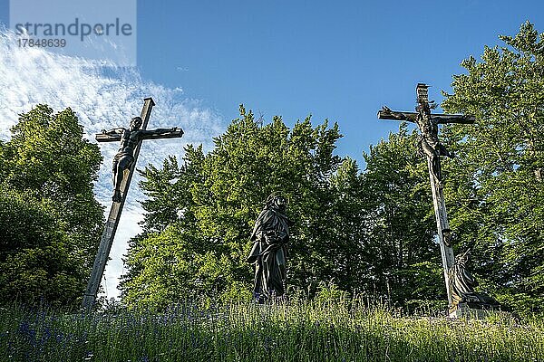 Jesus am Kreuz und Heiligenfiguren am Kalvarienberg  Bad Tölz  Bayern  Deutschland  Europa