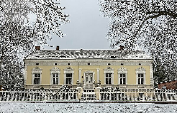 Winter  historisches Gutshaus am Dorfanger in Lübars  Berlin  Deutschland  Europa