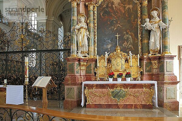 Verzierter Altar mit Gemälde  Figuren und Kerzenständer im barocken Kloster St. Peter  Hochschwarzwald  Südschwarzwald  Schwarzwald  Baden-Württemberg  Deutschland  Europa