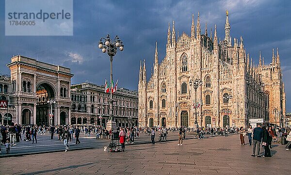 Piazza del Duomo  Domplatz mit Dom und Galleria Vittorio Emanuele II bei Abendsonne  Mailand  Lombardei  Norditalien  Italien  Europa