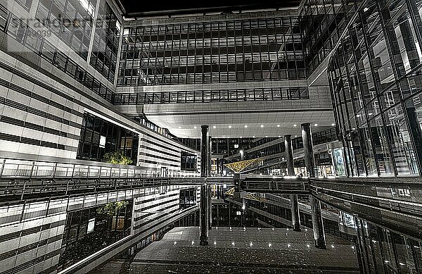 Modernes Glas Gebäude Architektur  Reflektion  Stuttgart  Deutschland  Europa