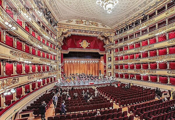 Zuschauerraum  Saal mit Bühne in der Mailänder Scala  Teatro alla Scala  Mailand  Lombardei  Norditalien  Italien  Europa