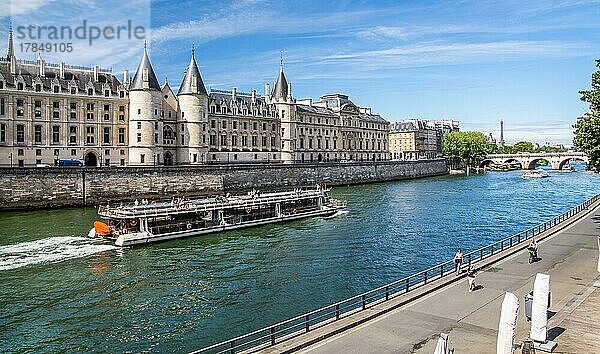 Conciergerie auf der Ile de la Cite an der Seine mit Ausflugsschiff  Paris  Ile de France  Westeuropa  Frankreich  Europa