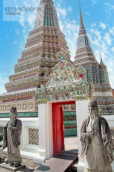 Antike chinesische Statuen im Inneren des Großen Palastes von Bangkok  Thailand  Asien