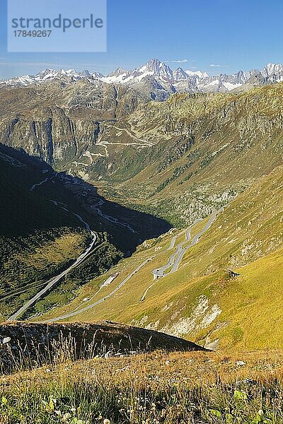 Blick vom Furkapass auf die Berner Alpen mit Grimselpass  Urner Alpen  Wallis  Schweiz  Furkapass  Wallis  Schweiz  Europa