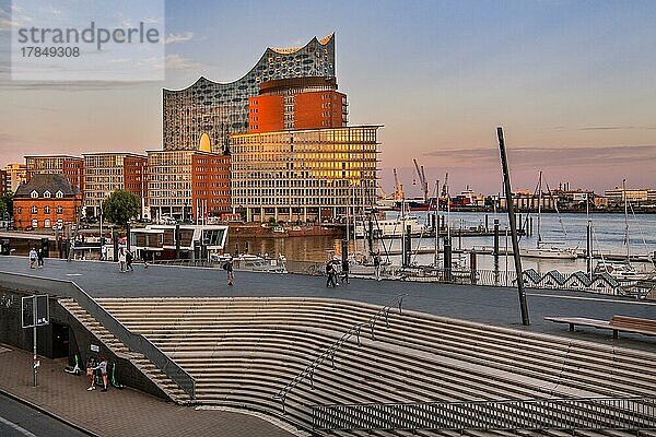 Hafenpromenade mit Elbphilharmonie an der Elbe im Hamburger Hafen bei Abendsonne  Hamburg  Land Hamburg  Norddeutschland  Deutschland  Europa