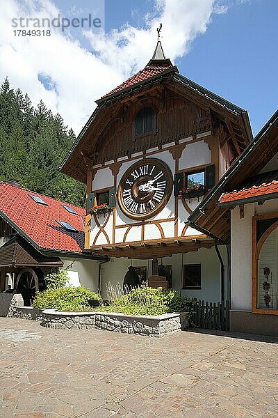 Weltgrößte Kuckucksuhr im Uhrenpark Eble in Triberg  Südschwarzwald  Schwarzwald  Baden-Württemberg  Deutschland  Europa