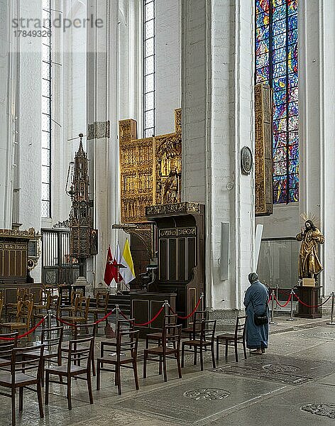 Innenarchitektur in der katholischen Kirche Bazylika Mariacka  Danzig  Polen  Europa