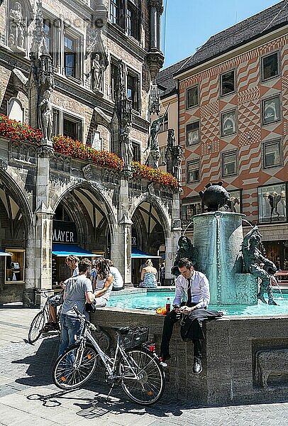 Brunnen vor dem Neuen Rathaus  Marienplatz  Altstadt  München  Bayern  Deutschland  Europa