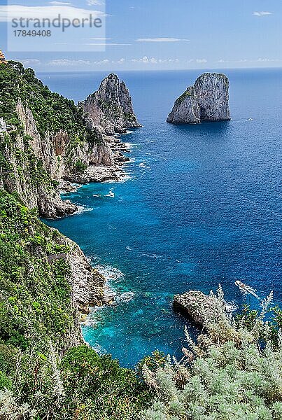 Steilküste mit den Faraglioni-Felsen  Capri  Golf von Neapel  Kampanien  Süditalien  Italien  Europa